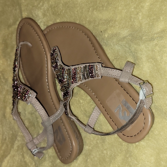 Beaded sandals. - Picture 2 of 9